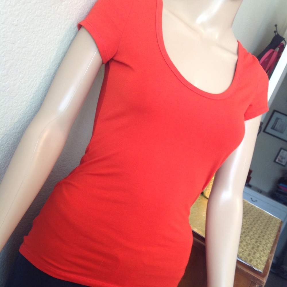 Red Top With Open Back And Scrunched Detail H039 - image 3